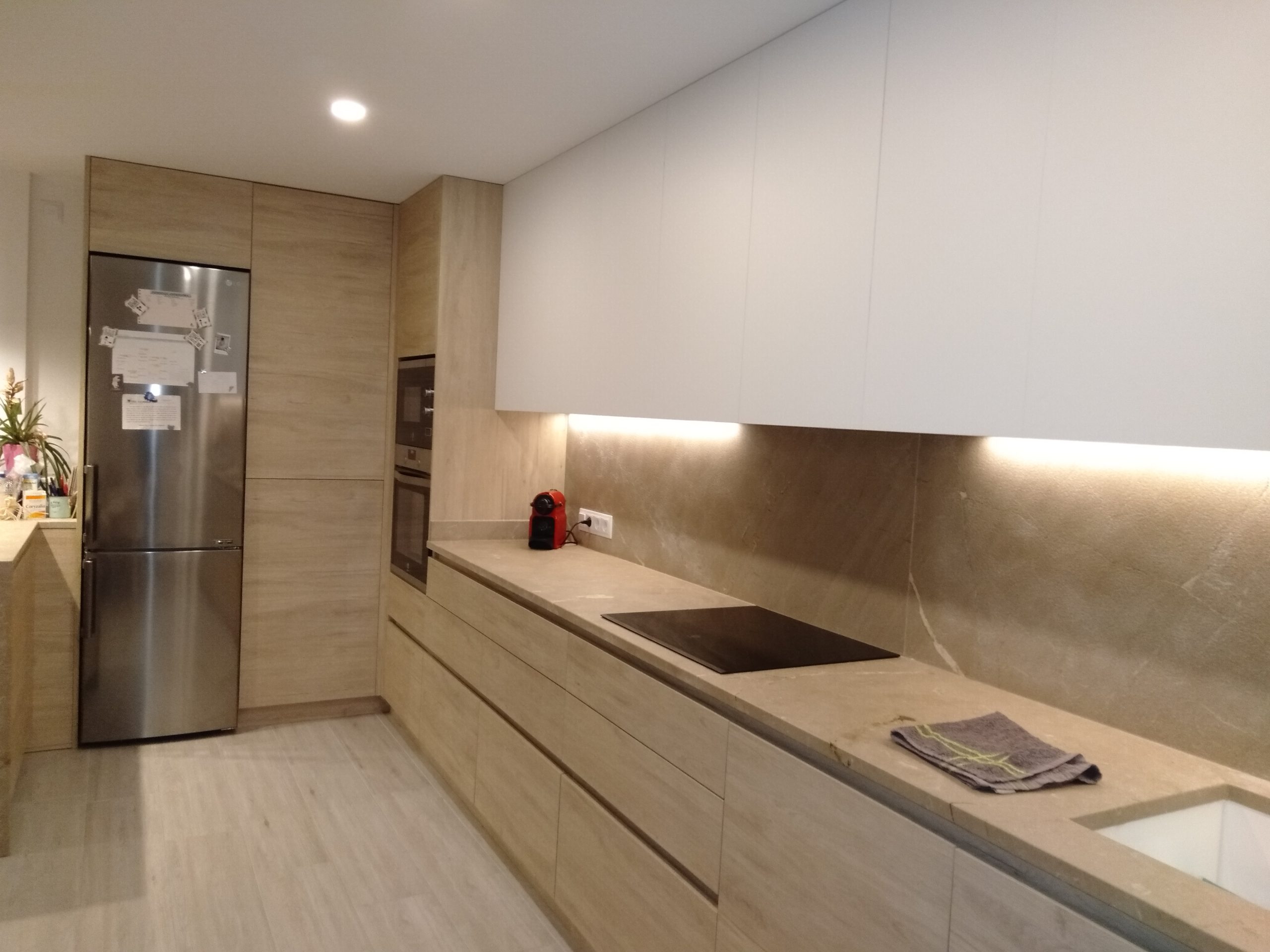 Cocina muebles altos de color blanco y resto de color roble